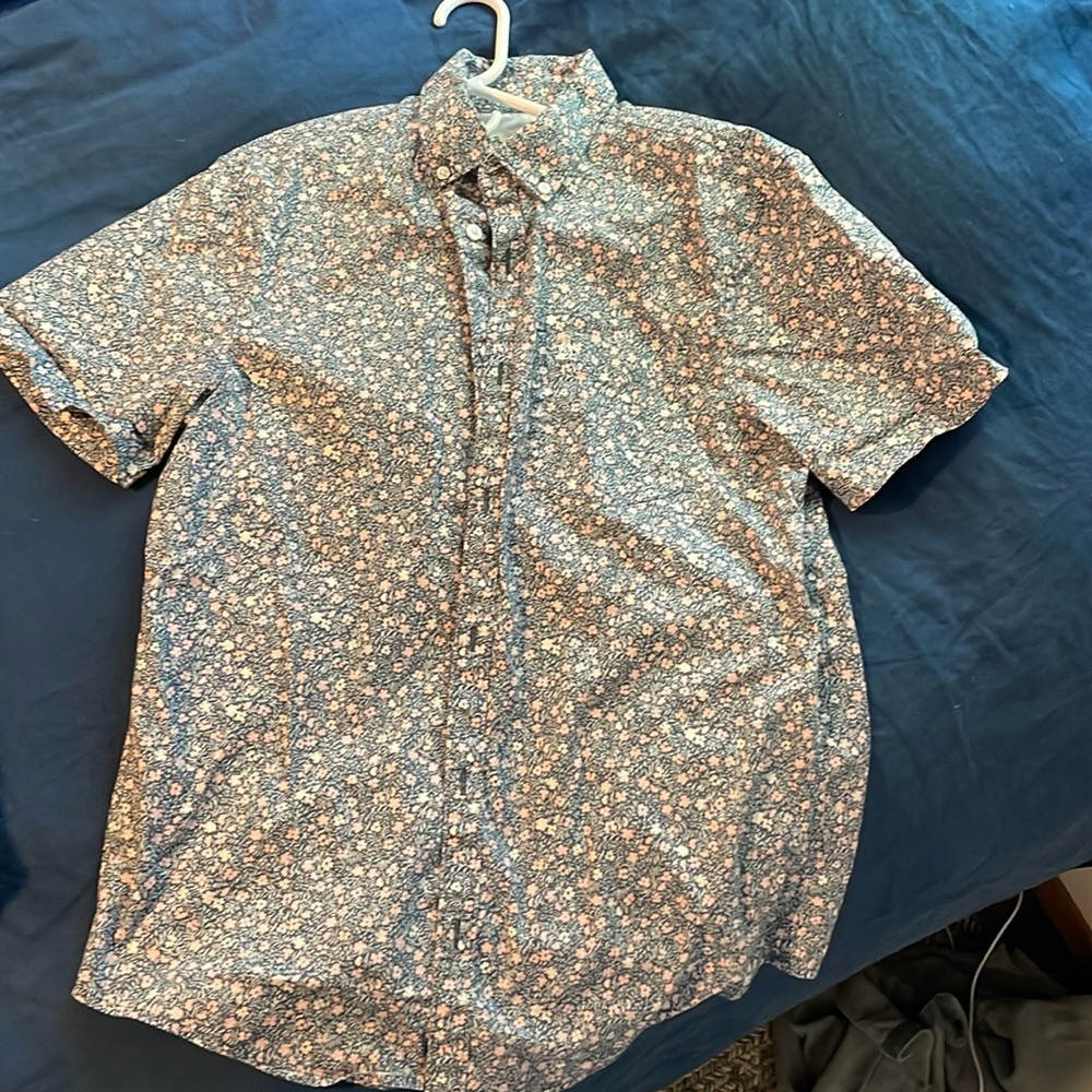 Penguin medium button down, floral, short sleeved shirt.